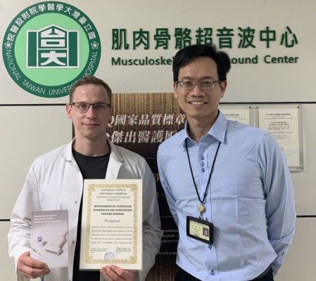 Chueh Hung Wu dr. Matīsam Mežalam pasniedz sertifikātu un savu grāmatu