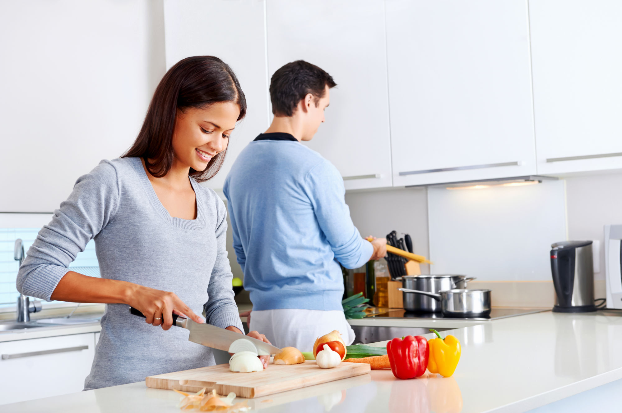 Жена готовит кушать. Женщина на кухне. Люди на кухне. Фотосессия на кухне. Готовка на кухне.