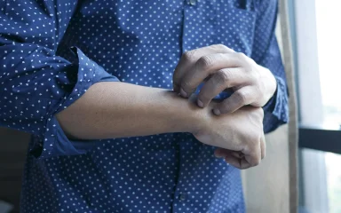 Atopiskais dermatīts pieaugušajiem: kad ar krēmu vien nepietiek