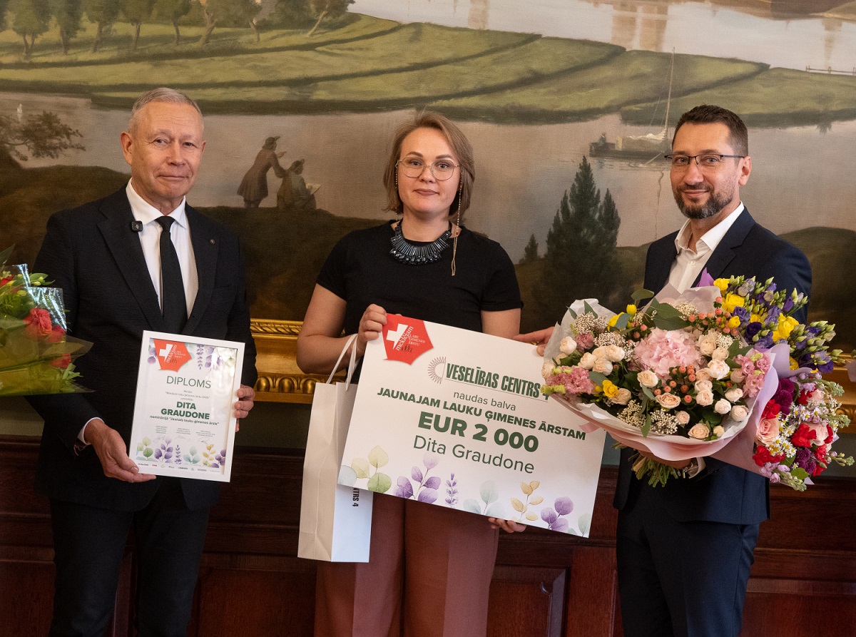 Dr. Dita Graudone saņem Veselības centra 4 balvu