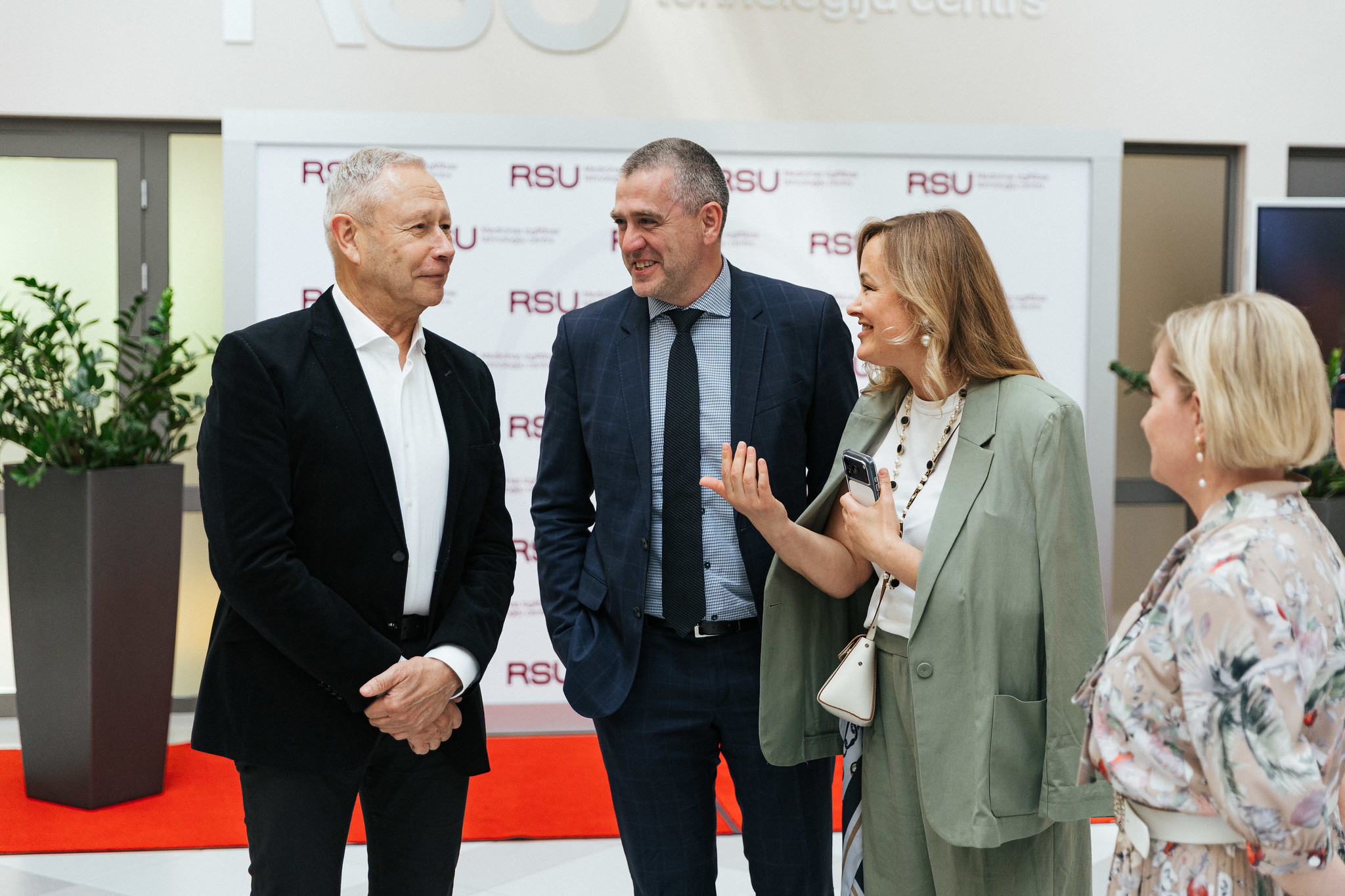 "Veselības centrs 4" valdes priekšsēdētājs Māris Rēvalds starp RSU mecenātiem un RSU vadības pārstāvjiem "Veselības centrs 4" valdes priekšsēdētājs Māris Rēvalds starp RSU mecenātiem un RSU vadības pārstāvjiem
