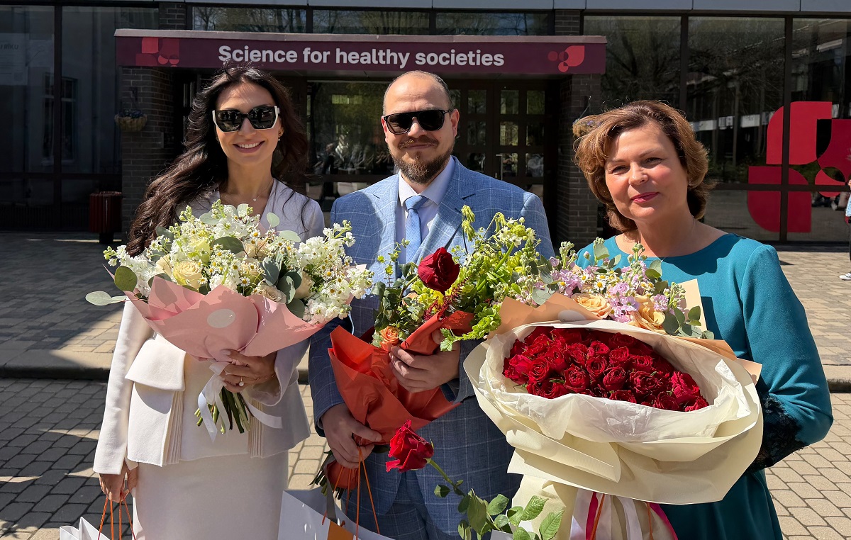 Zane Rēvalde, Sandra Žagare un dr. Žoržs Žabūrs saņem VM apbalvojumus