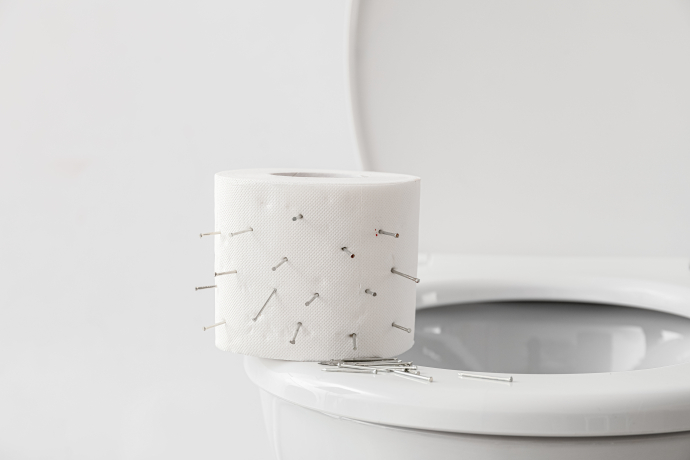 tualetes-papirs-ar-naglam-uz-poda