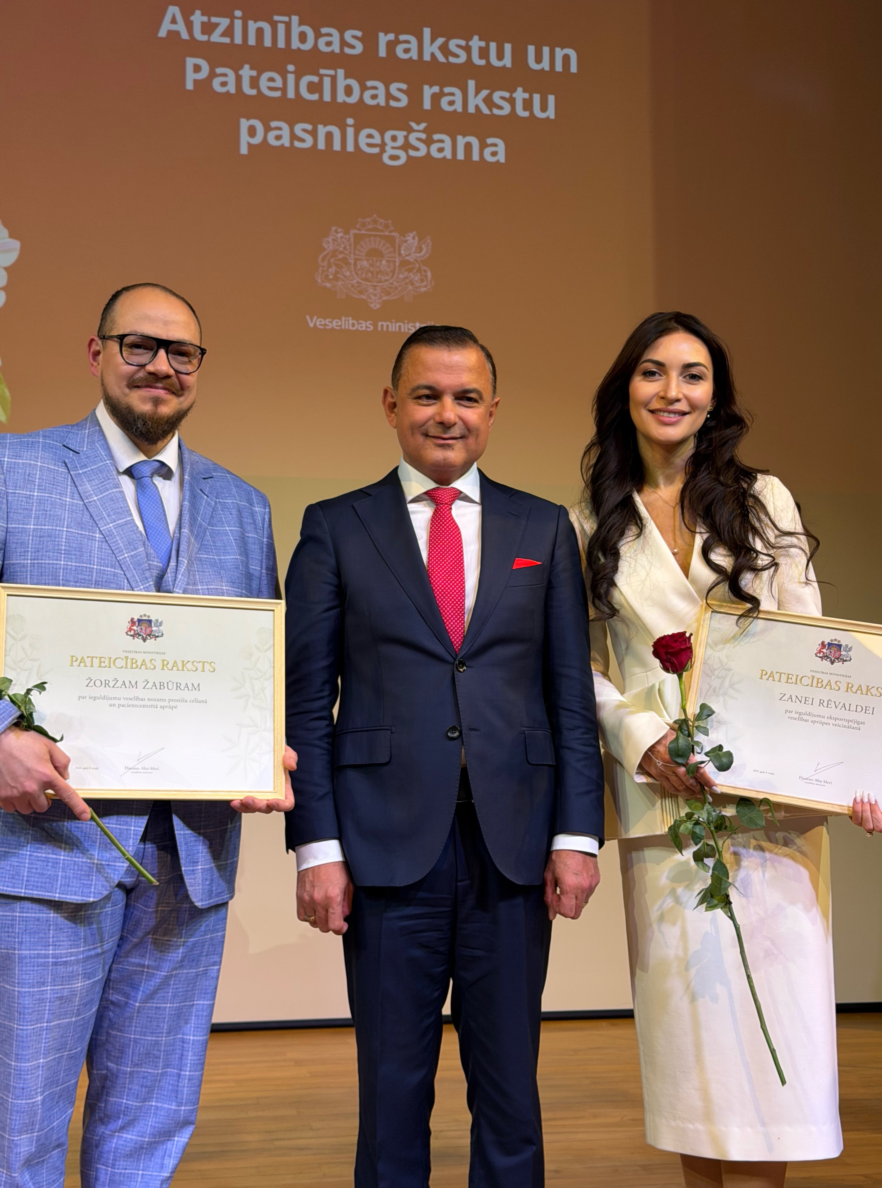 Anti-Aging Institute vadītāja Zane Rēvalde, dr. Žoržs Žabūrs  un veselības ministrs Hosams Abu Meri Veselības ministrijas apbalvo&scaron;anas svinīgajā pasākumā 