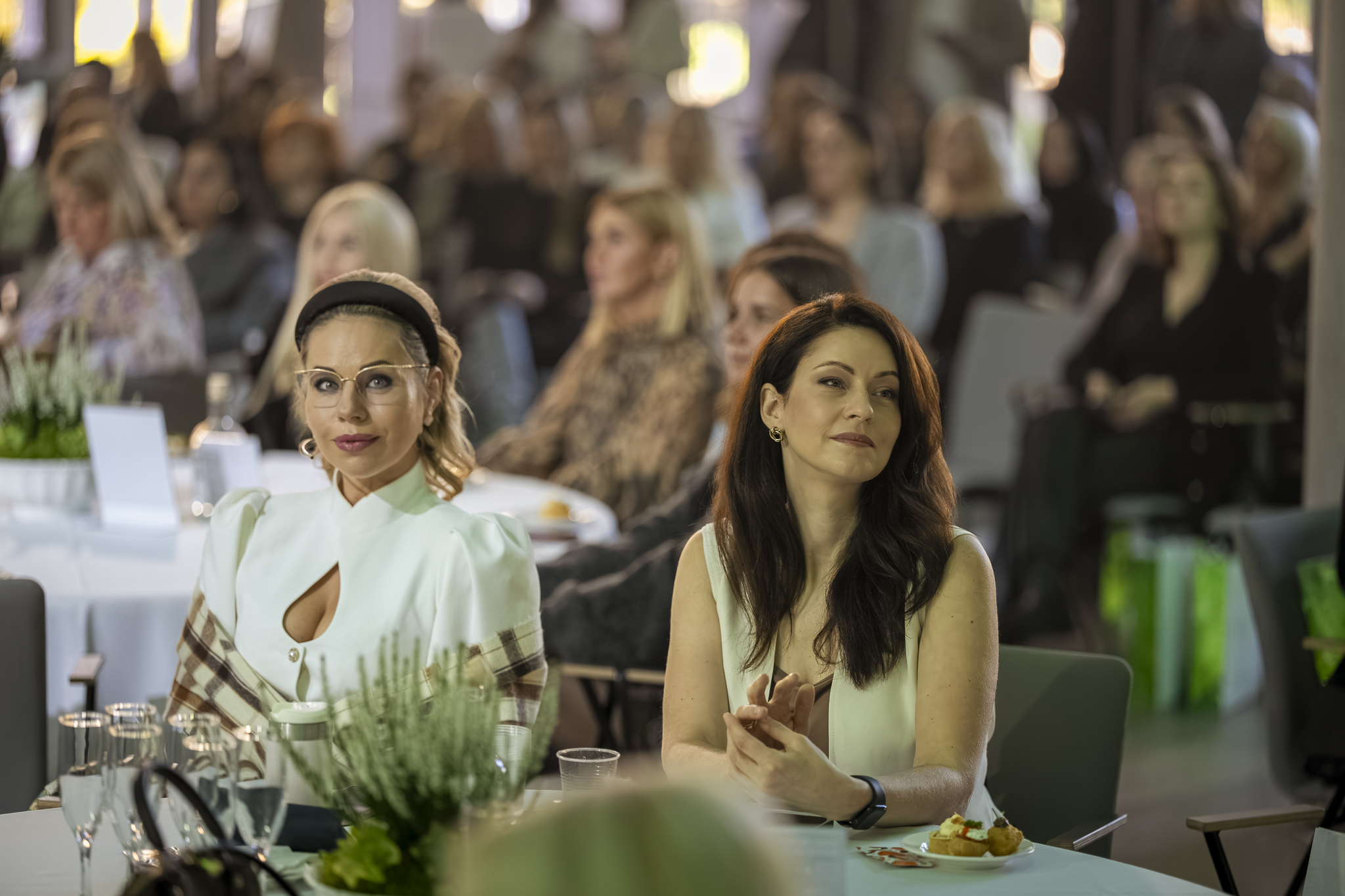 Pasākuma apmeklētājas klausās lekciju preventīvās veselības festivālā