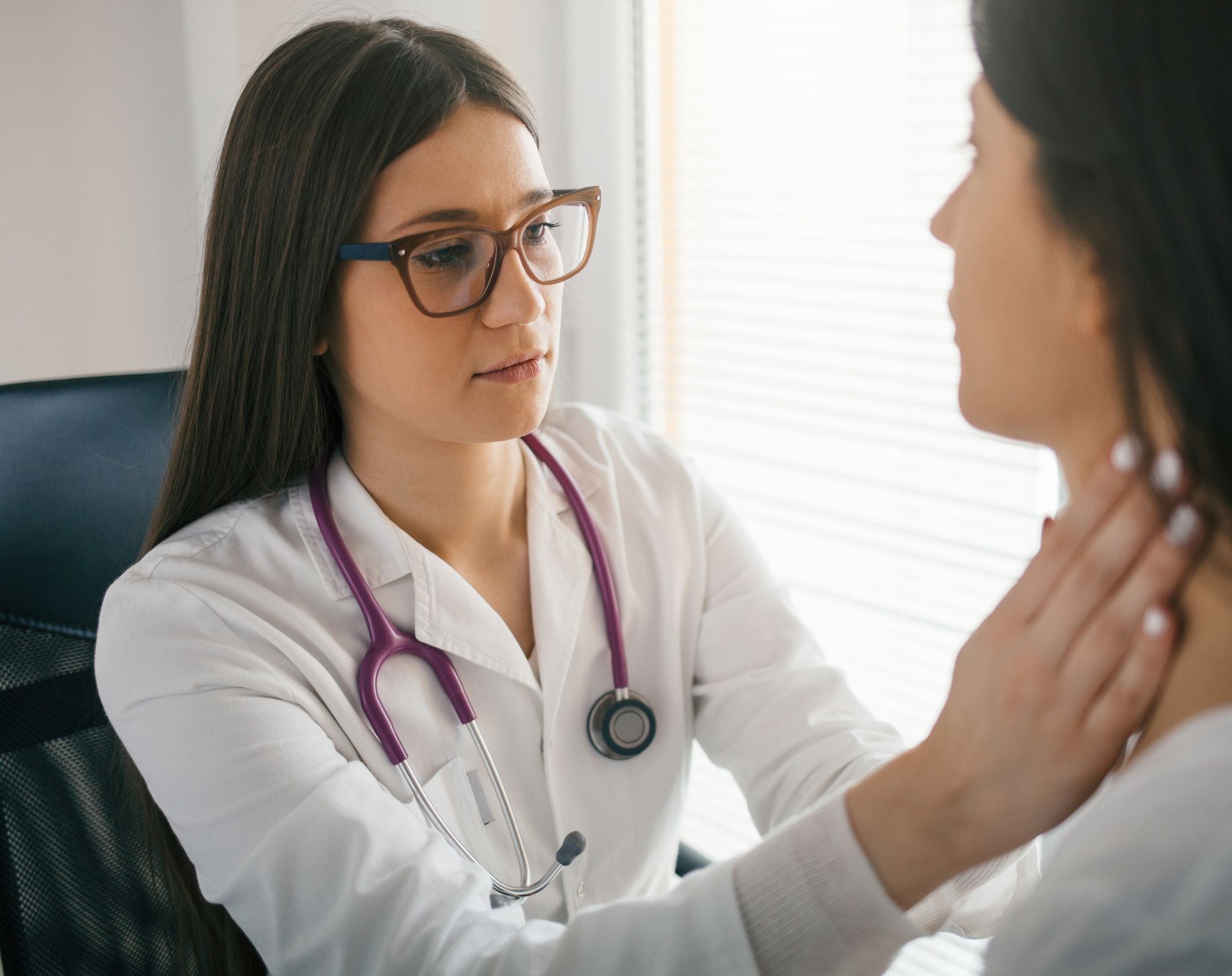 Endokrinologs Ārste pārbauda pacienti medicīniskās apskates laikā