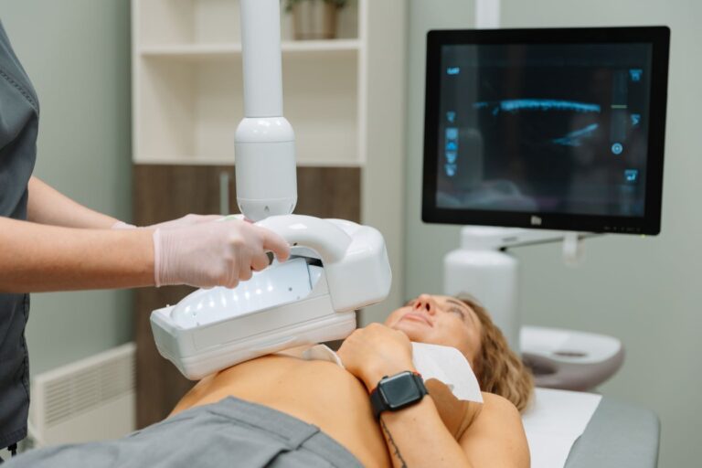 Automatizēta krūšu pārbaude Krūšu automatizētās ultrasonogrāfijas izmeklējums