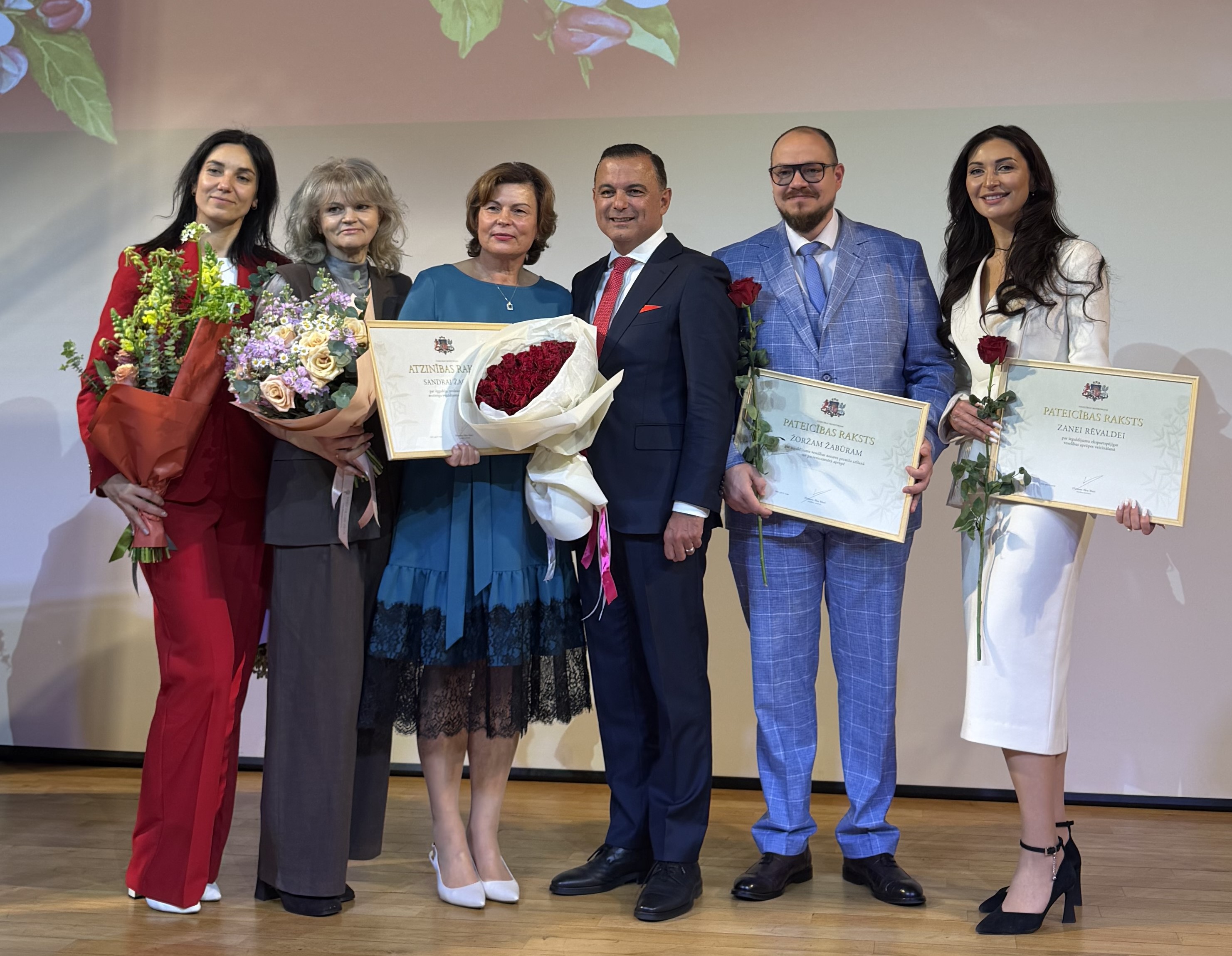 Zane Rēvalde, Sandra Žagare un dr. Žoržs Žabūrs saņem VM apbalvojumus, ko pasniedza veselības ministrs Hosams Abu Meri. Sveicēji - Diagnostikas centra vadītāja Dace Packeviča un VC4 mārketinga vadītāja Sanita Pelēķe