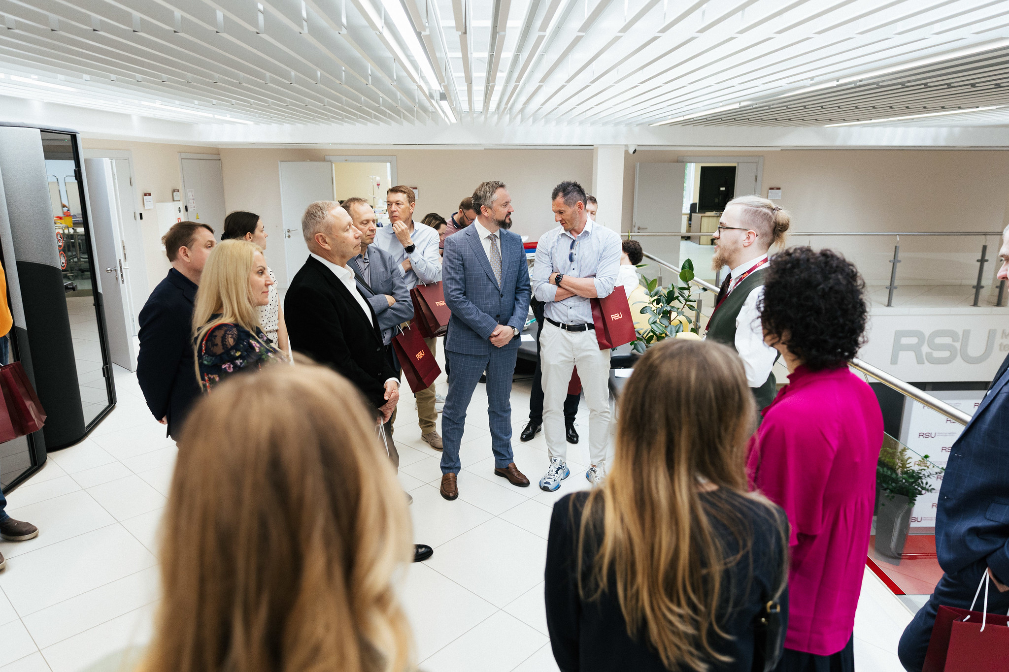 Pasākuma dalībnieki ekskursijā pa Medicīnas izglītības tehnoloģiju centru Pasākuma dalībnieki ekskursijā pa Medicīnas izglītības tehnoloģiju centru
