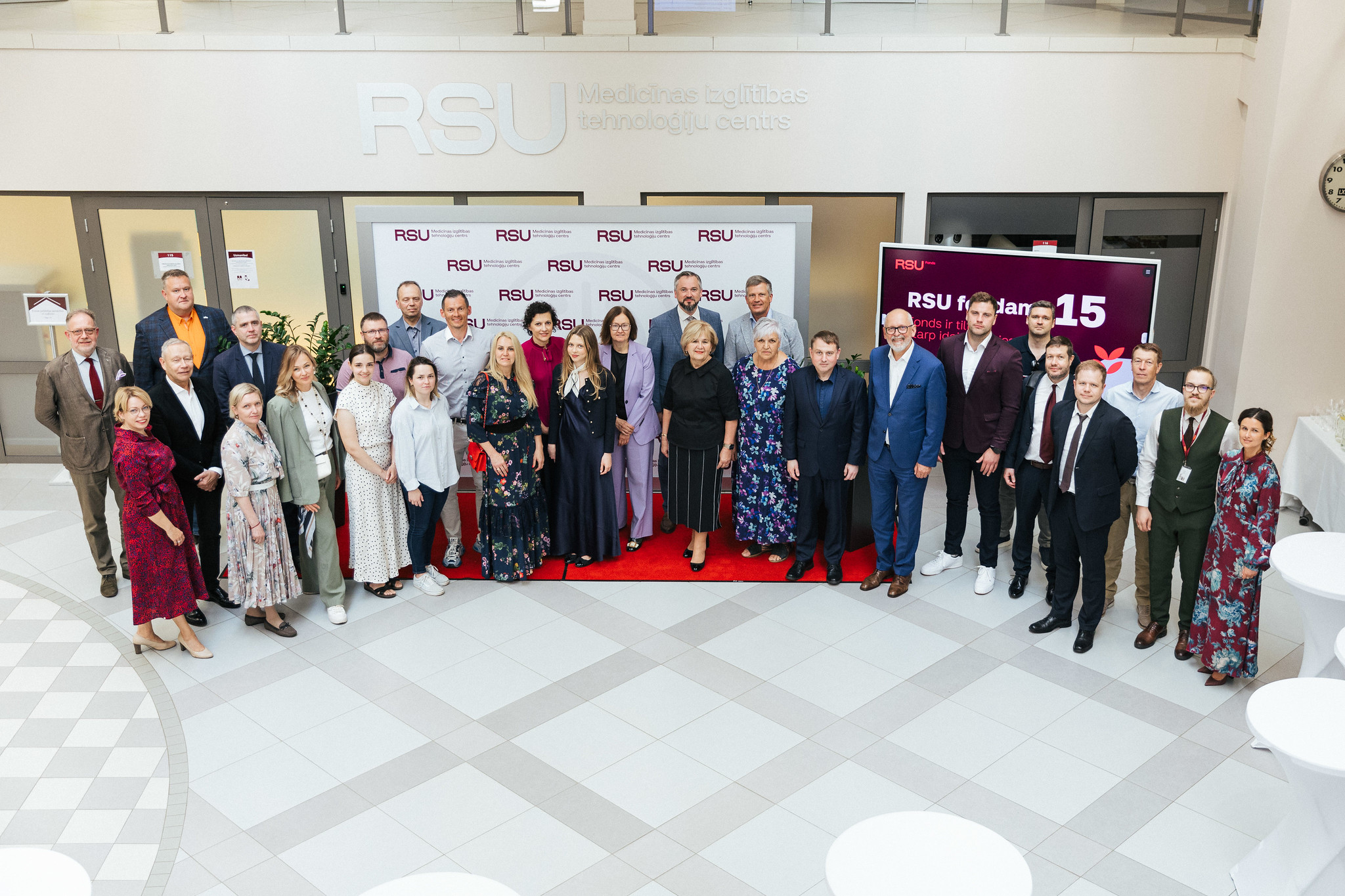 "Veselības centrs 4" valdes priekšsēdētājs Māris Rēvalds starp RSU mecenātiem un RSU vadības pārstāvjiem "Veselības centrs 4" valdes priekšsēdētājs Māris Rēvalds starp RSU mecenātiem un RSU vadības pārstāvjiem