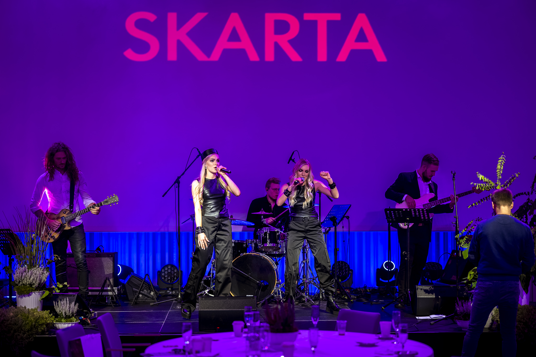 Grupa SKARTA uzstājas pasākumā uz skatuves