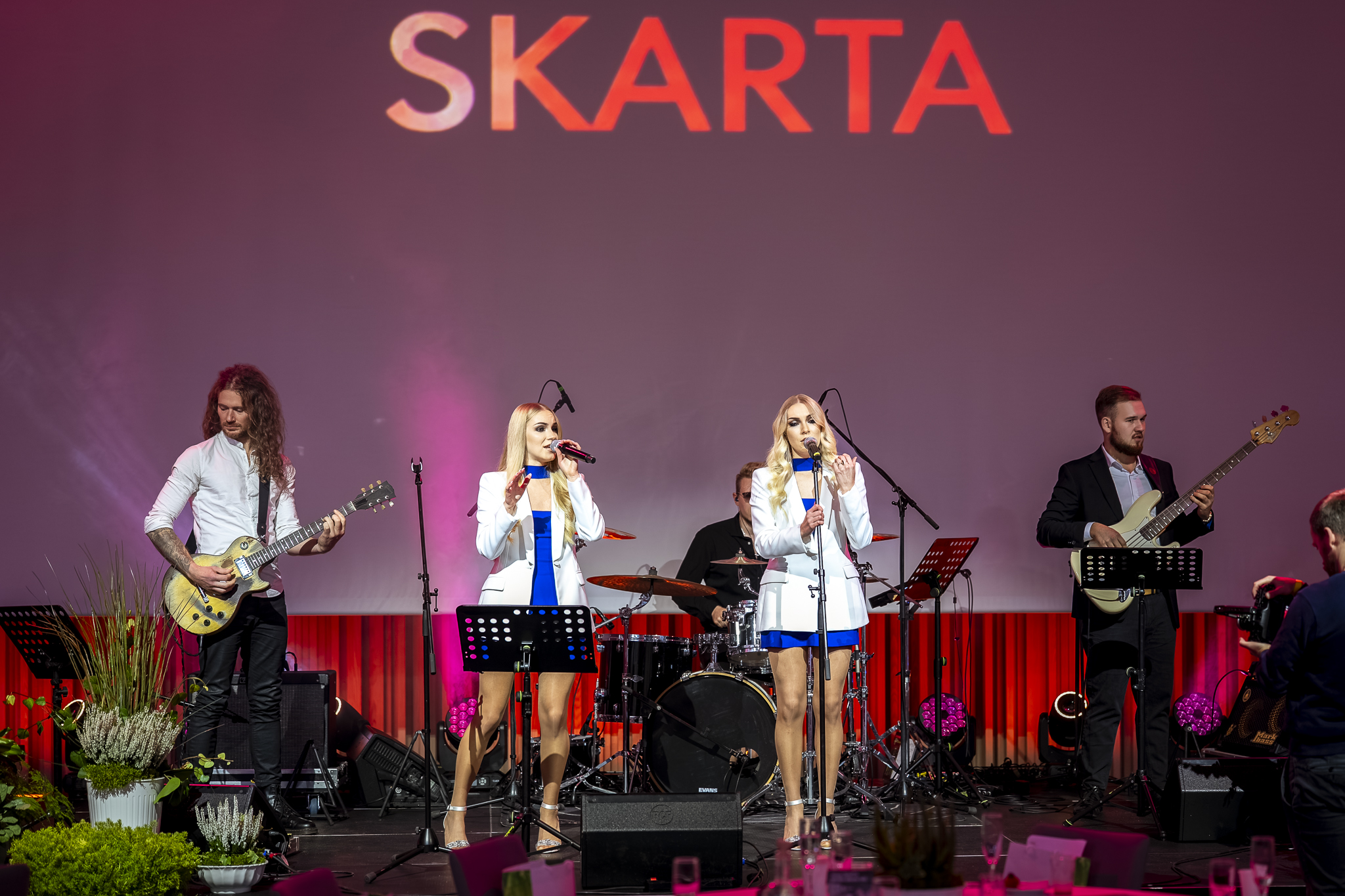 Grupa SKARTA uzstājas pasākumā uz skatuves