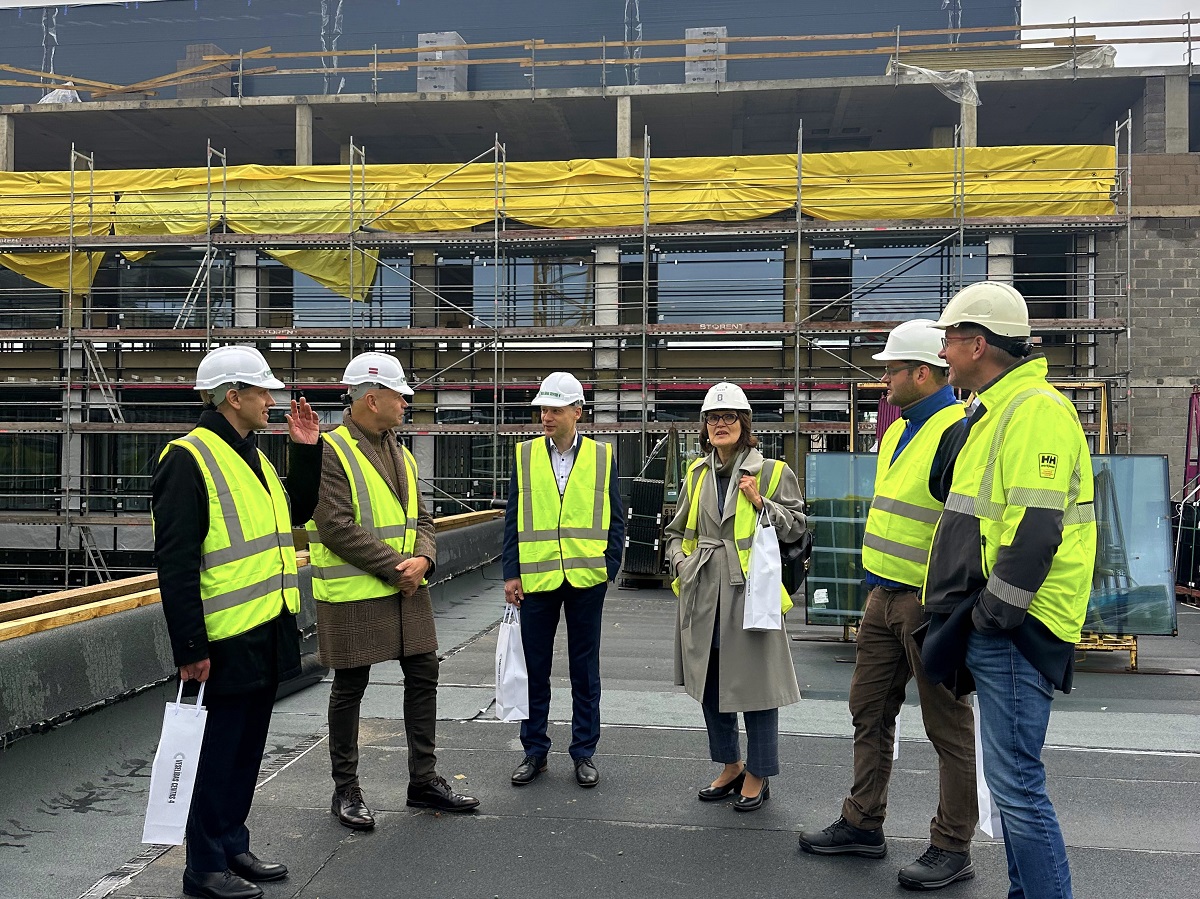 Būvprojekta pārstāvji un inženieri apskata jaunbūvi būvlaukumā