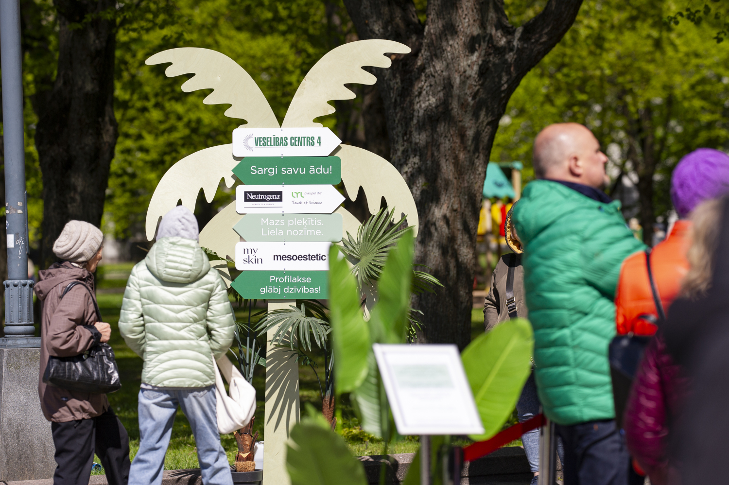 Kampaņas "Sargi savu ādu!" dalībnieki Esplanādē, Rīgā