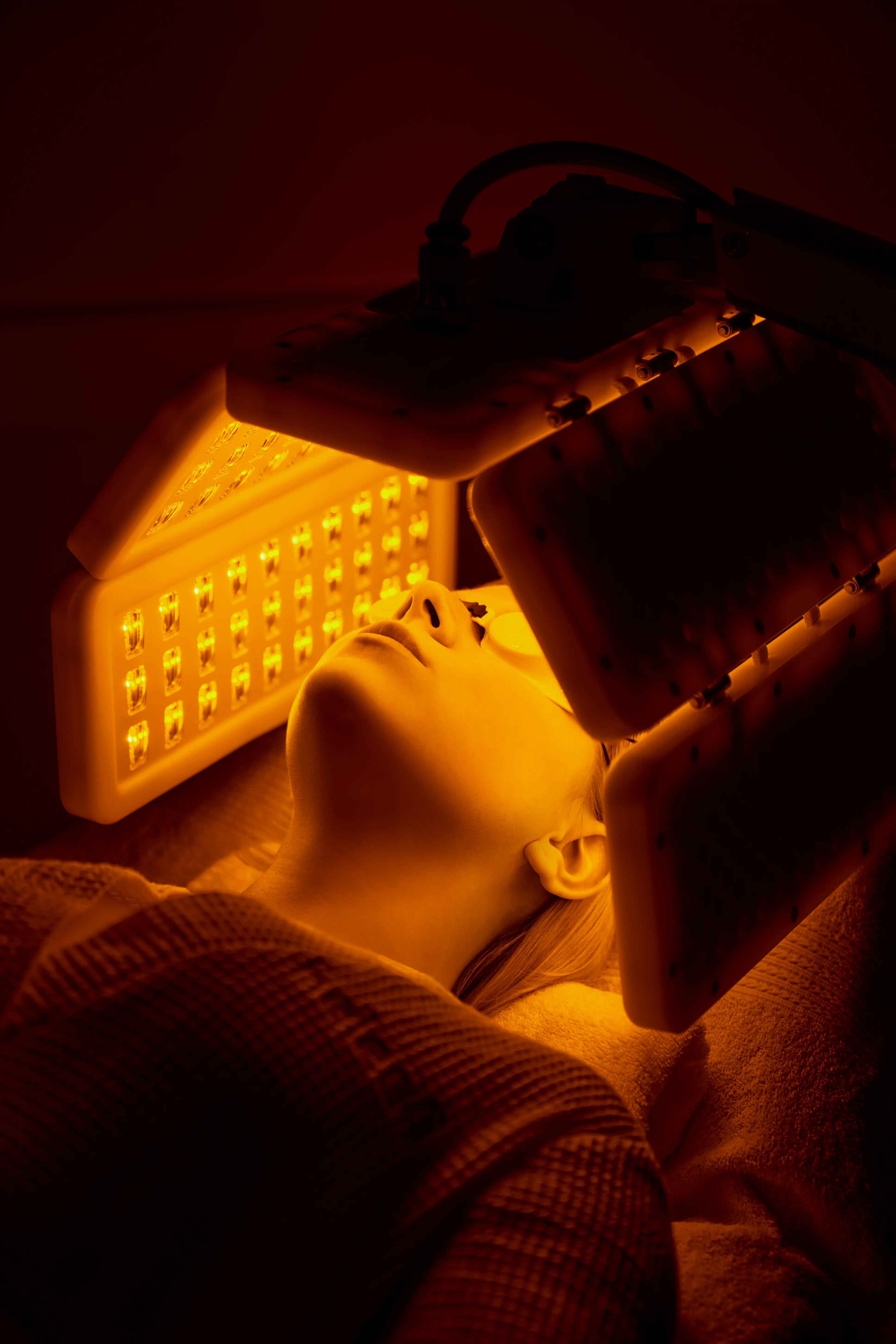 LED gaismas terapijas procedūra ādas atjaunošanai