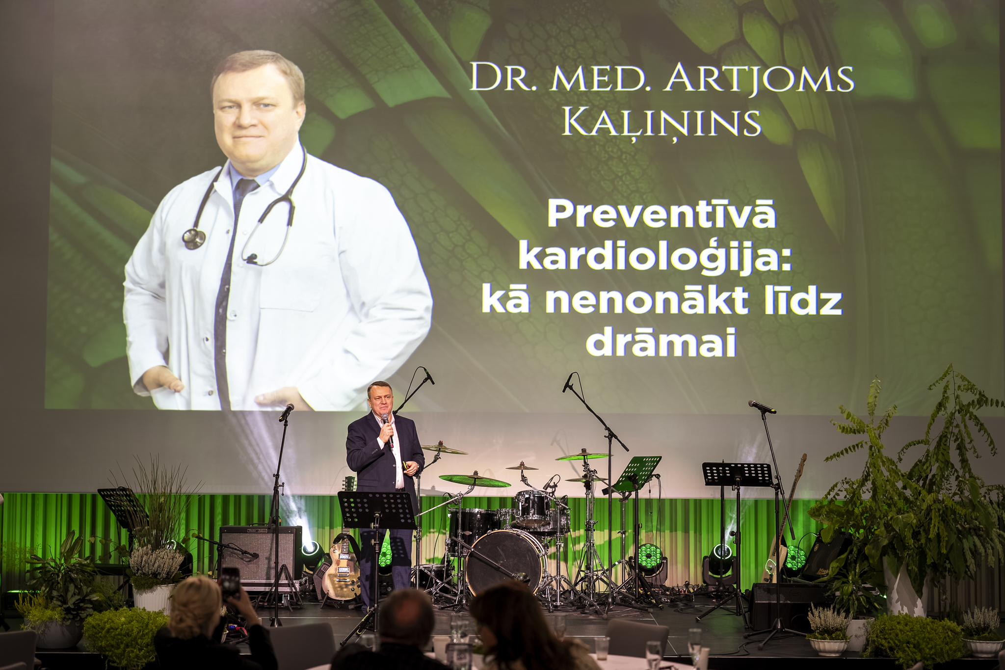 Lektors runā par veselības aprūpes nozīmi preventīvās veselības festivālā