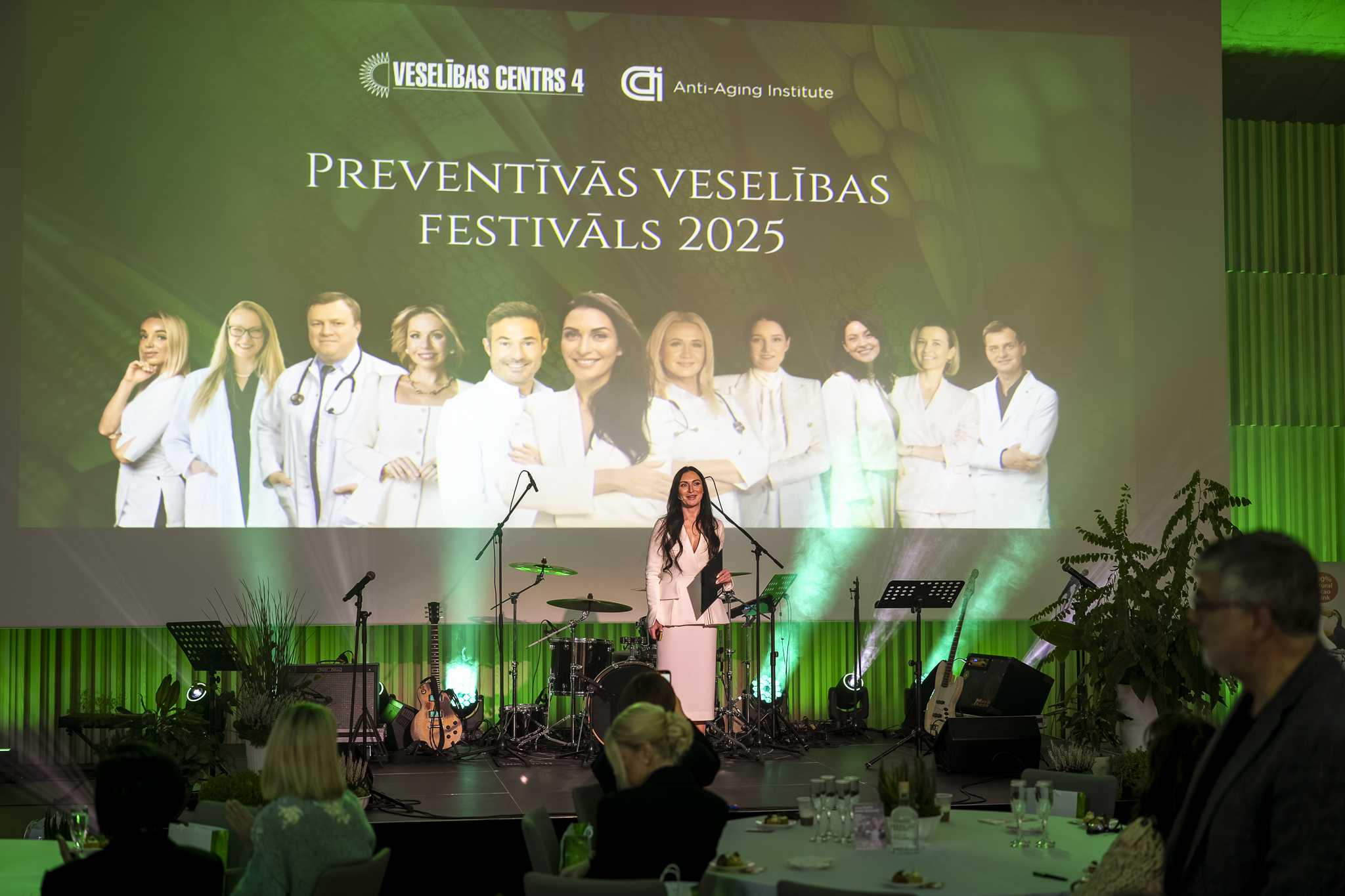 Lektors runā par veselības aprūpes nozīmi preventīvās veselības festivālā