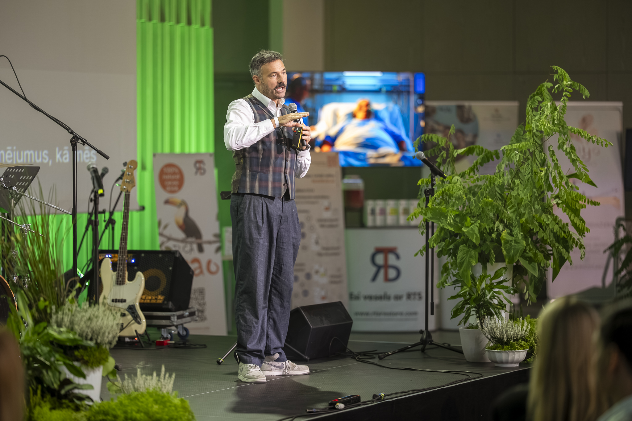 Lektors runā par veselības aprūpes nozīmi preventīvās veselības festivālā