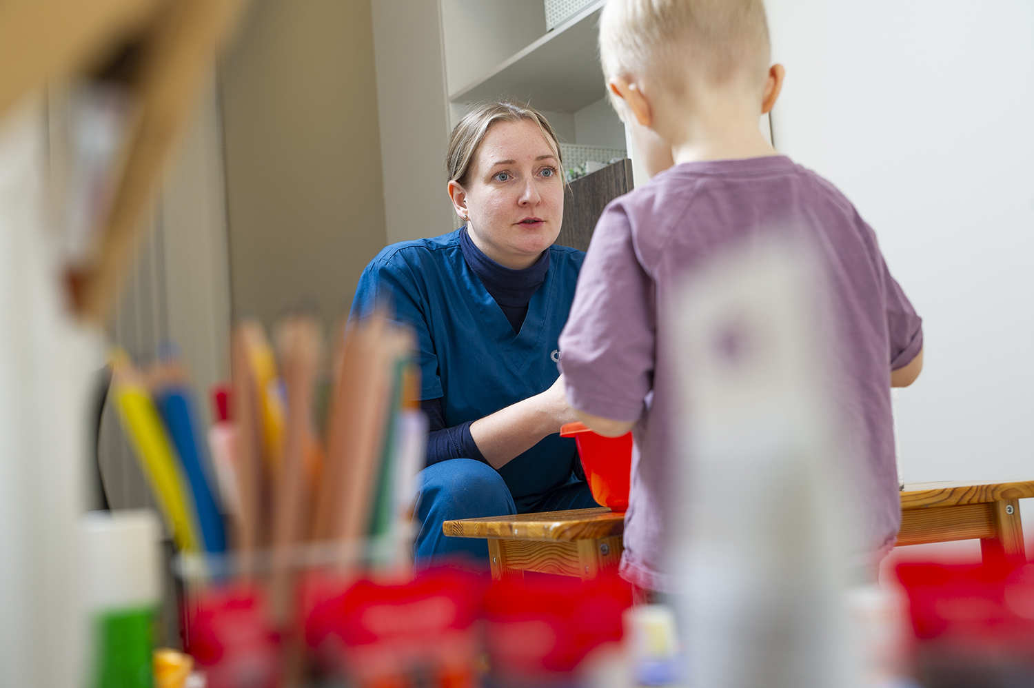 mākslas terapeits strādā ar zēnu