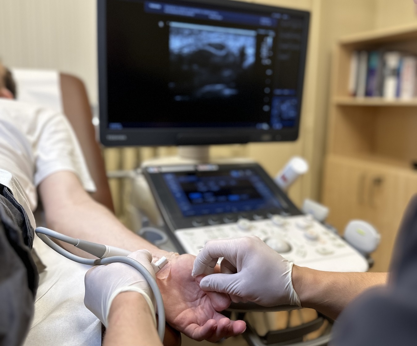 Minimāli invazīvas plaukstas un pirkstu procedūras ultrasonogrāfijas kontrolē