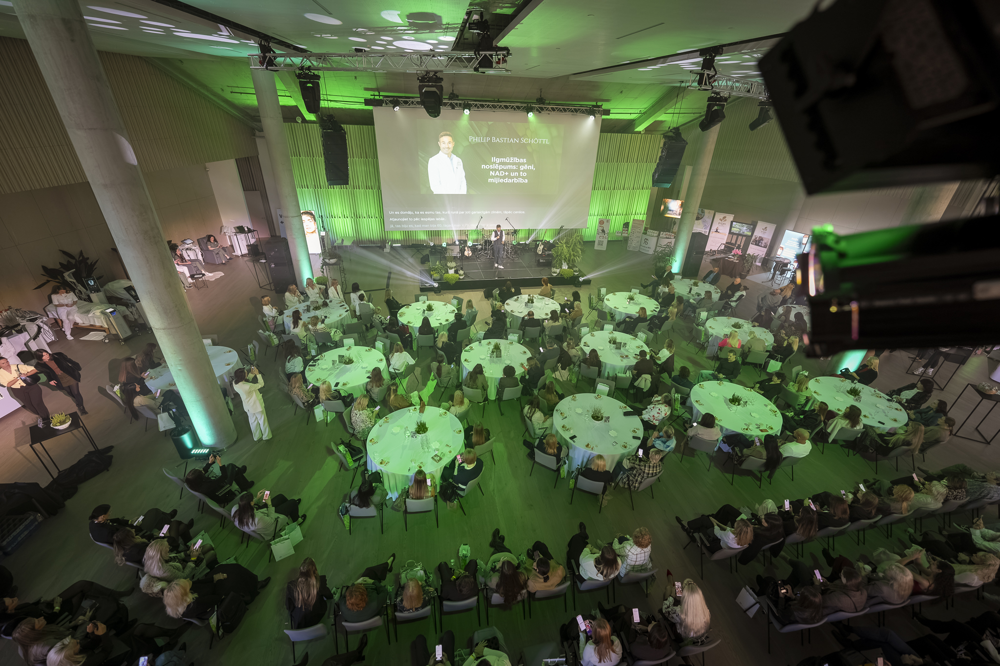 Preventīvās veselības festivāla konference ar auditoriju un prezentāciju uz skatuves