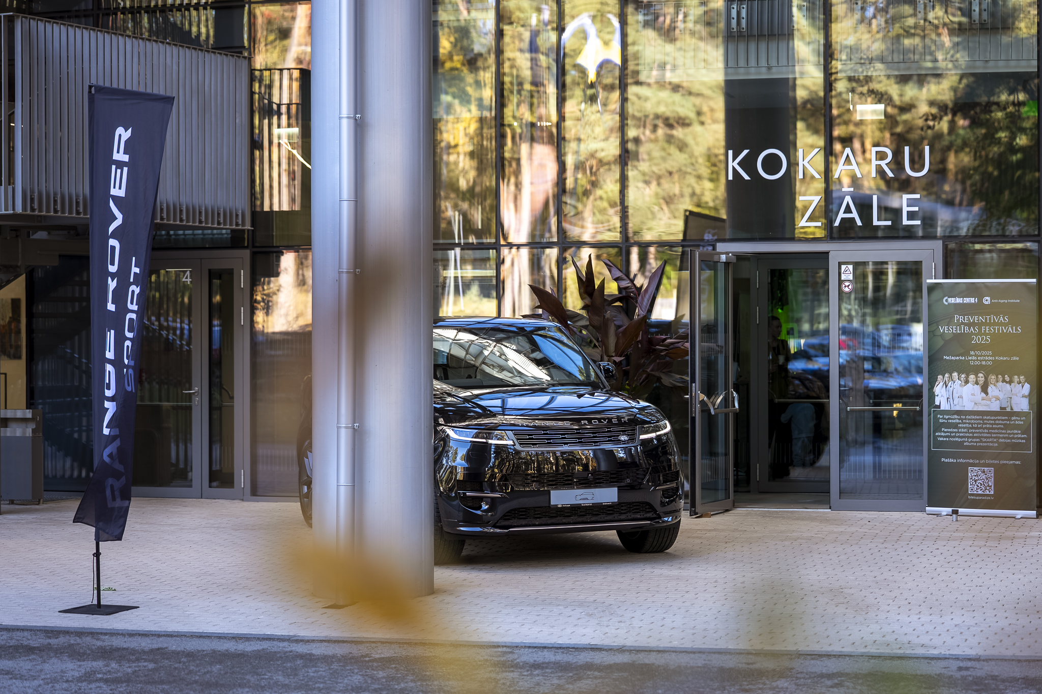 Range Rover Sport automašīna pie Kokaru zāles ieejas Preventīvās veselības festivāla laikā