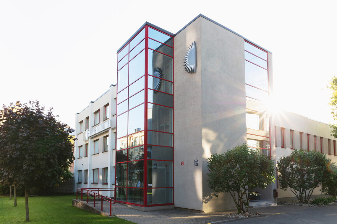 Baltijas Vēnu klīnikas ēka ar stiklotu fasādi un sarkaniem logu rāmjiem