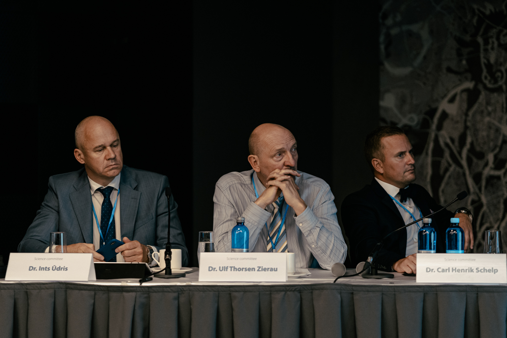 Ārsti piedalās paneļdiskusijā medicīnas konferencē