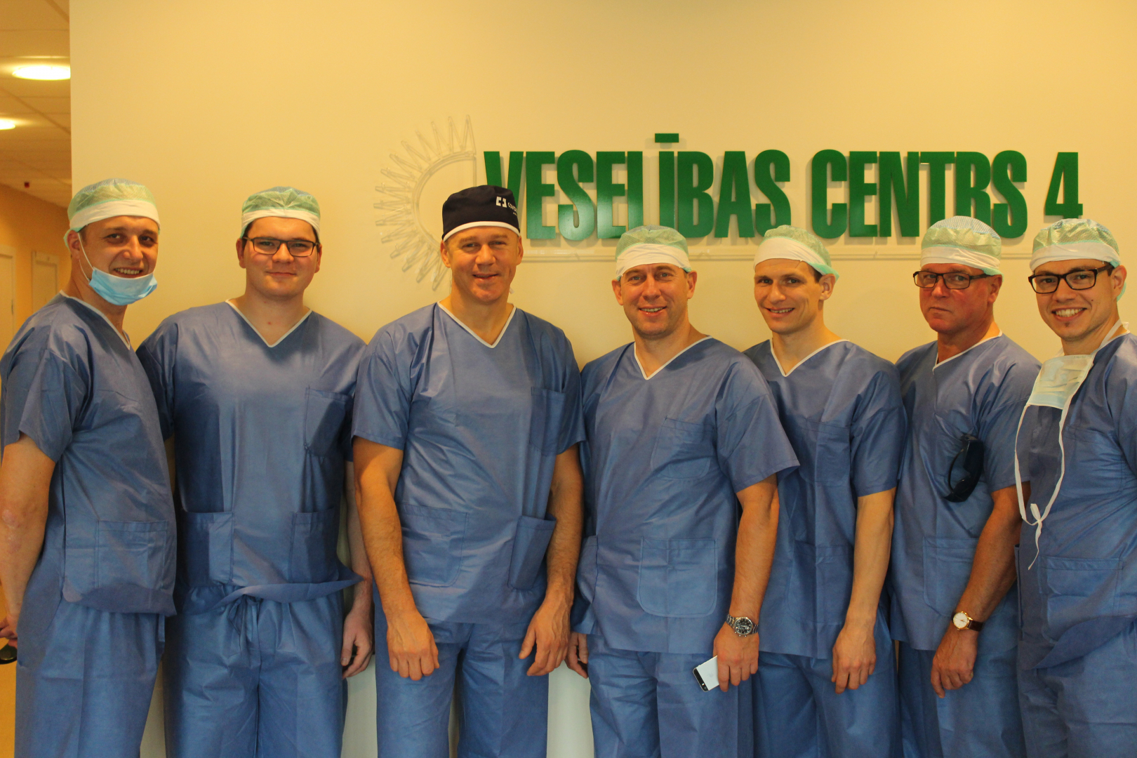 Veselības centra 4 ārstu komanda ķirurģiskajā apģērbā